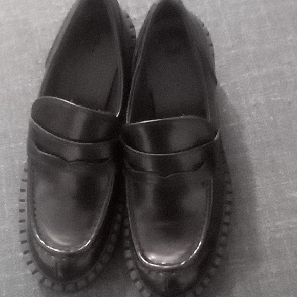 Shoes - Black block heels h&m shoes perfect for the office or to an event